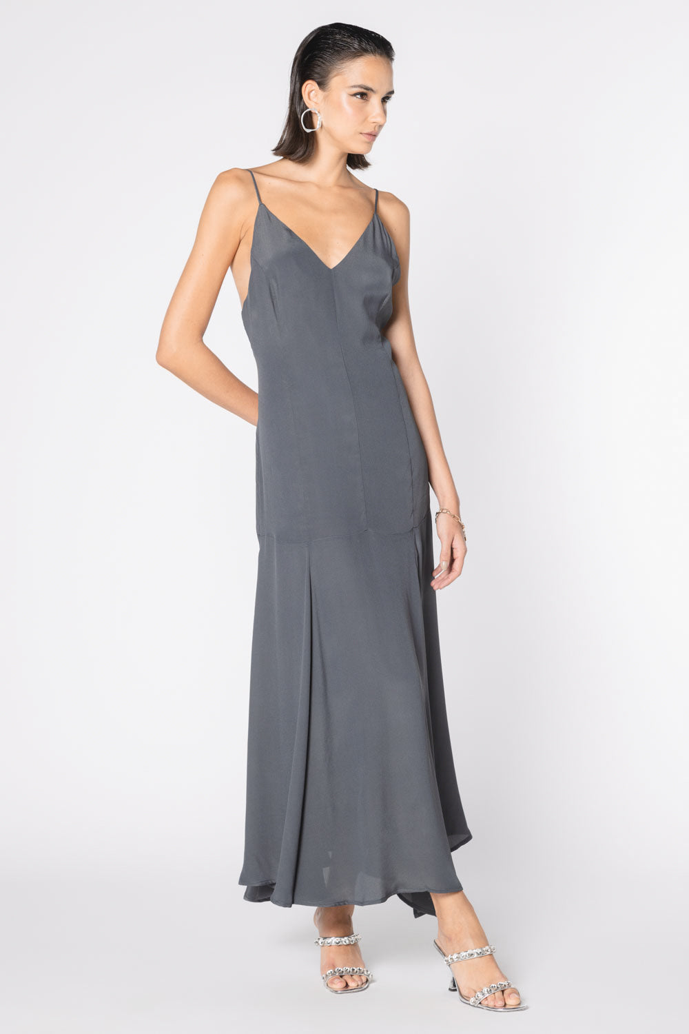 Vestido Berolige de la marca FI-2025-704 en color y diseño elegante, con detalles de tela y estilo moderno.