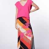 Vestido tipo tejido Dalia Fucsia de la marca I-2024-01, con detalles en tela y diseño elegante en color fucsia.