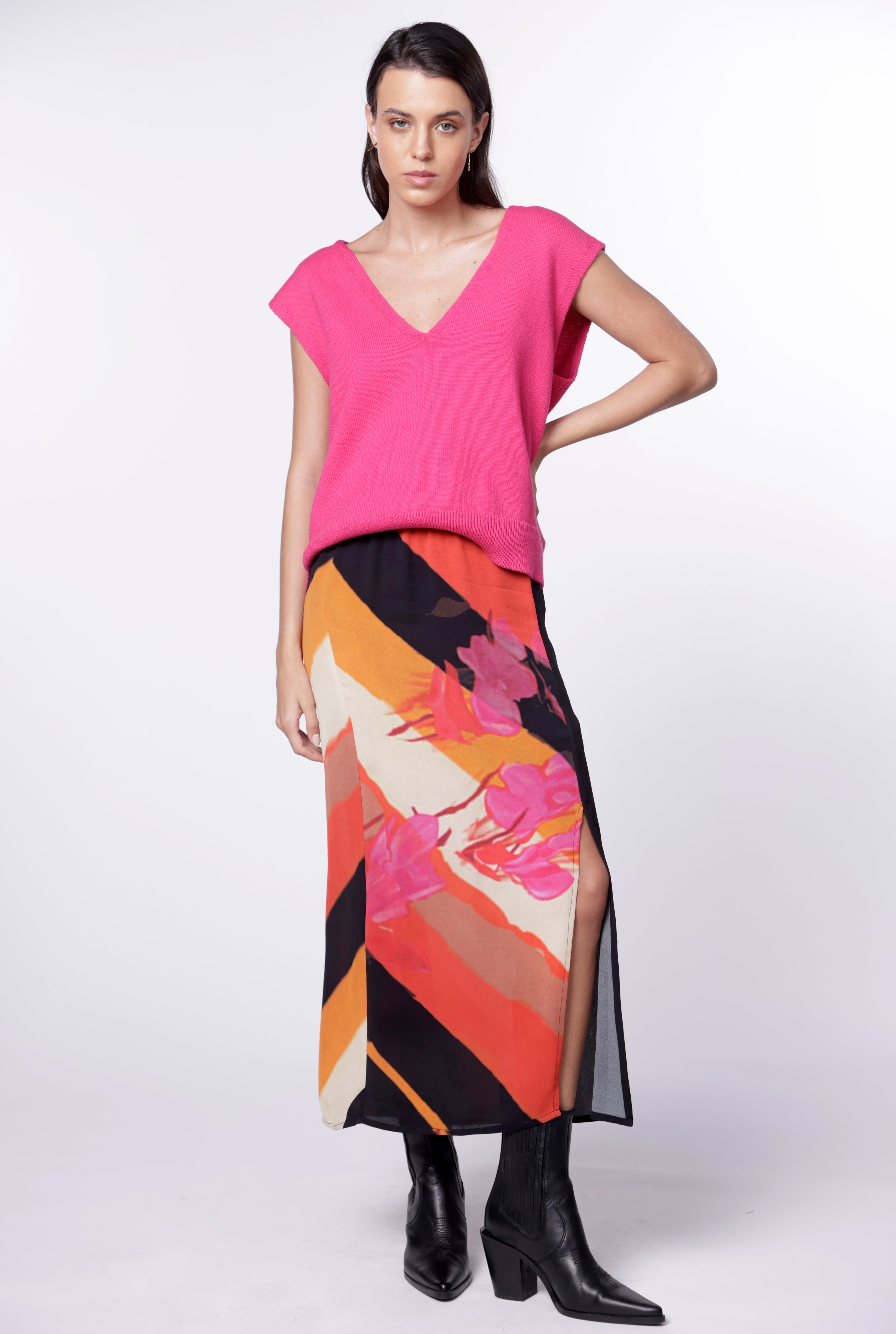 Vestido tipo tejido Dalia Fucsia de la marca I-2024-01, con detalles en tela y diseño elegante en color fucsia.