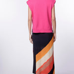 Vestido de tejidos Dalia Fucsia de la marca I-2024-01, con detalles en tejido y color fucsia brillante.