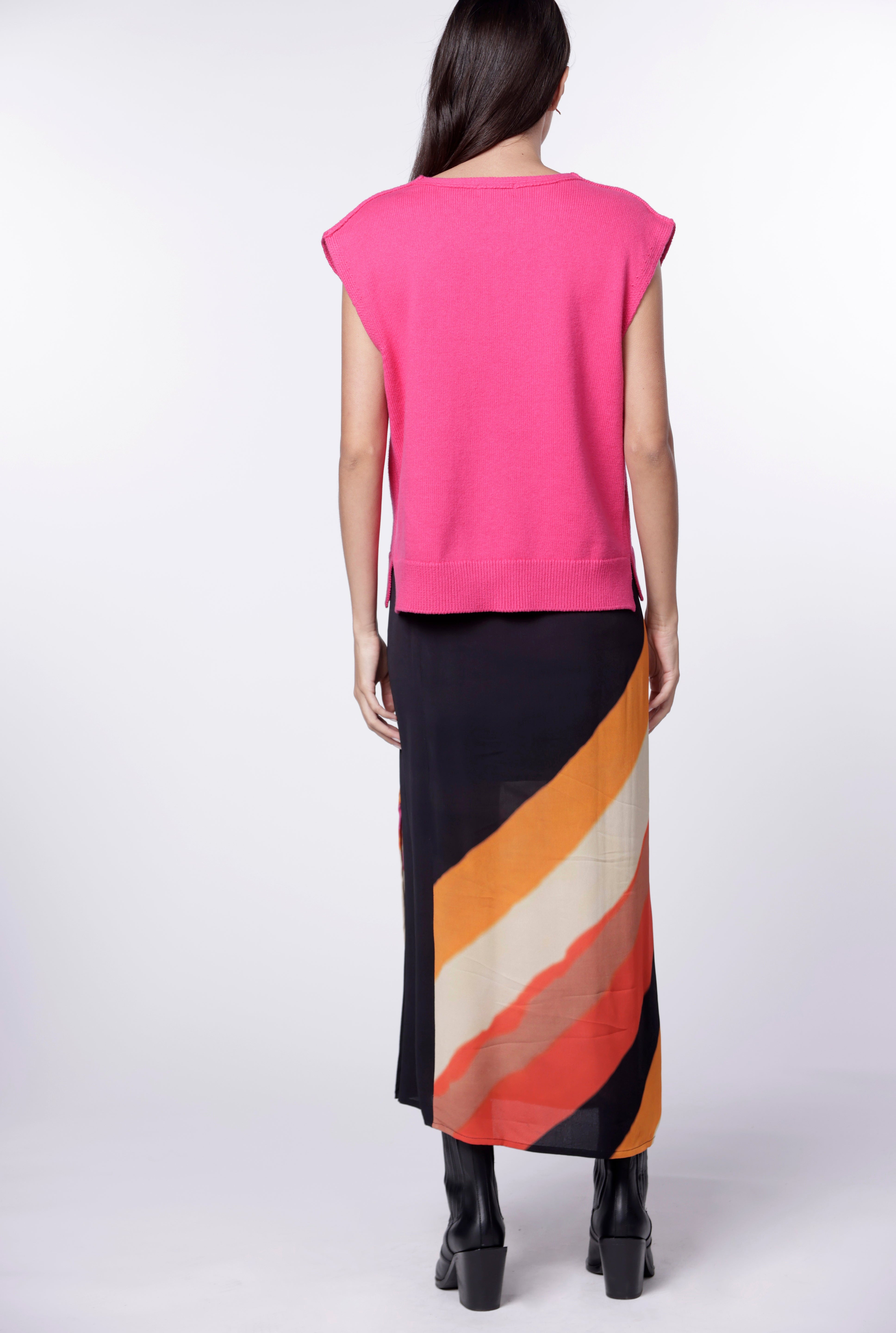 Vestido de tejidos Dalia Fucsia de la marca I-2024-01, con detalles en tejido y color fucsia brillante.