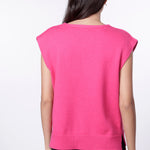 Vestido de tejido Dalia Fucsia de la marca I-2024-01, con detalles elegantes y color vibrante en el diseño.