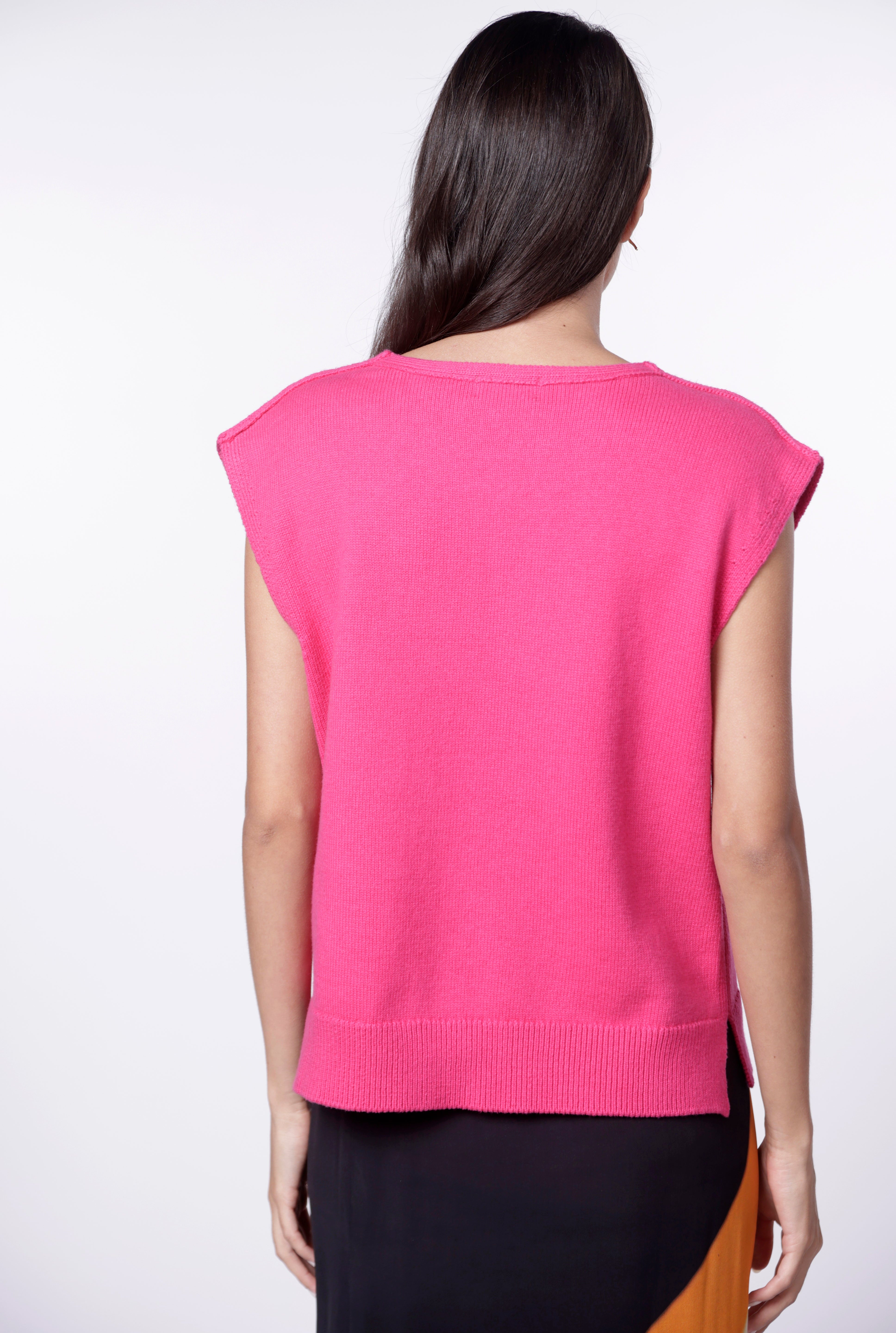 Vestido de tejido Dalia Fucsia de la marca I-2024-01, con detalles elegantes y color vibrante en el diseño.