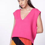 Vestido Dalia Fucsia de tejidos I-2024-01, con diseño elegante y color vibrante, visible en la imagen.