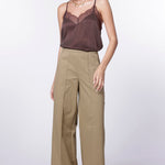 Pantalón Avery de la marca I-2024-833, pantalones de corte recto en color gris con bolsillos frontales y cinturilla ajustable.