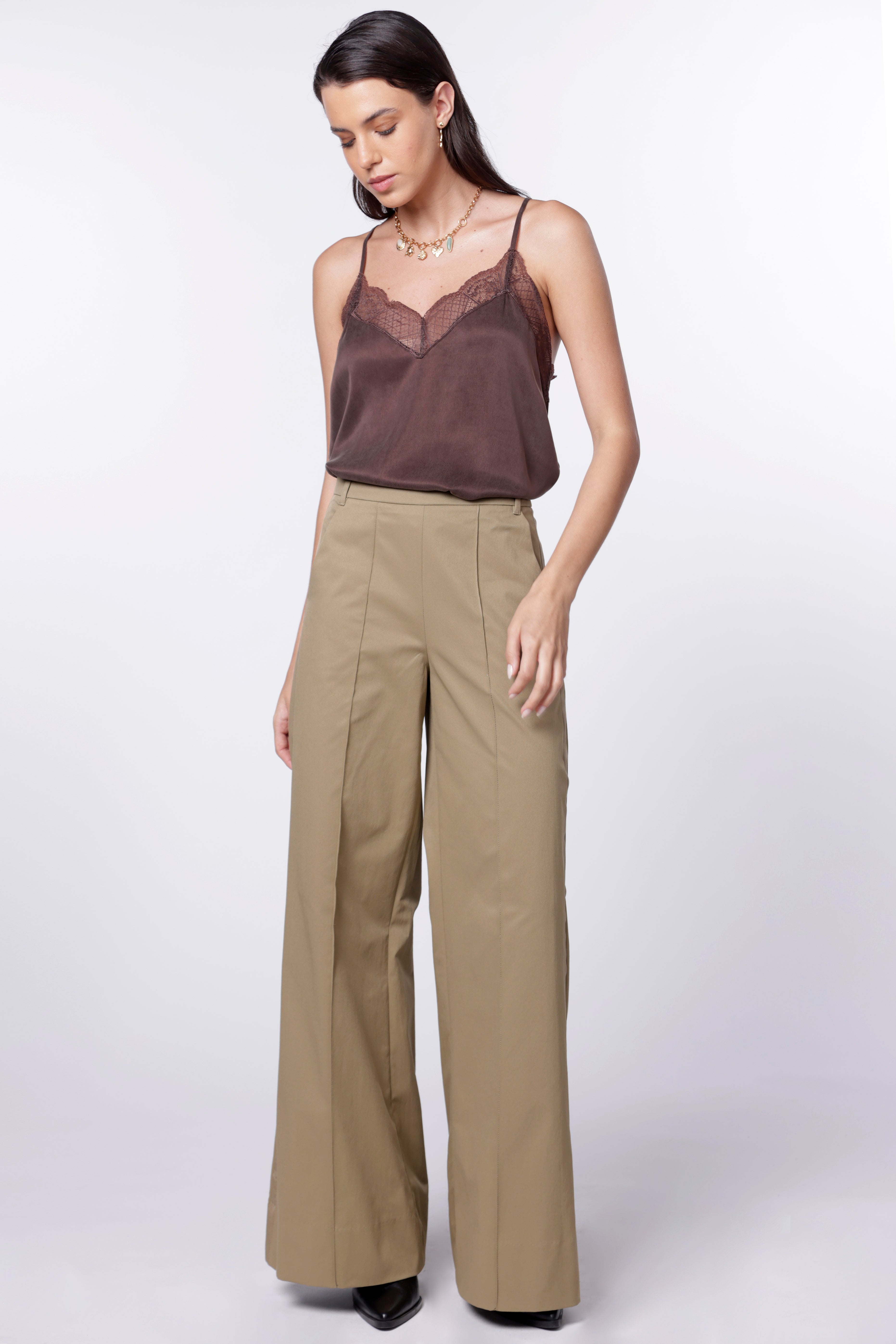 Pantalón Avery de la marca I-2024-833, pantalones de corte recto en color gris con bolsillos frontales y cinturilla ajustable.