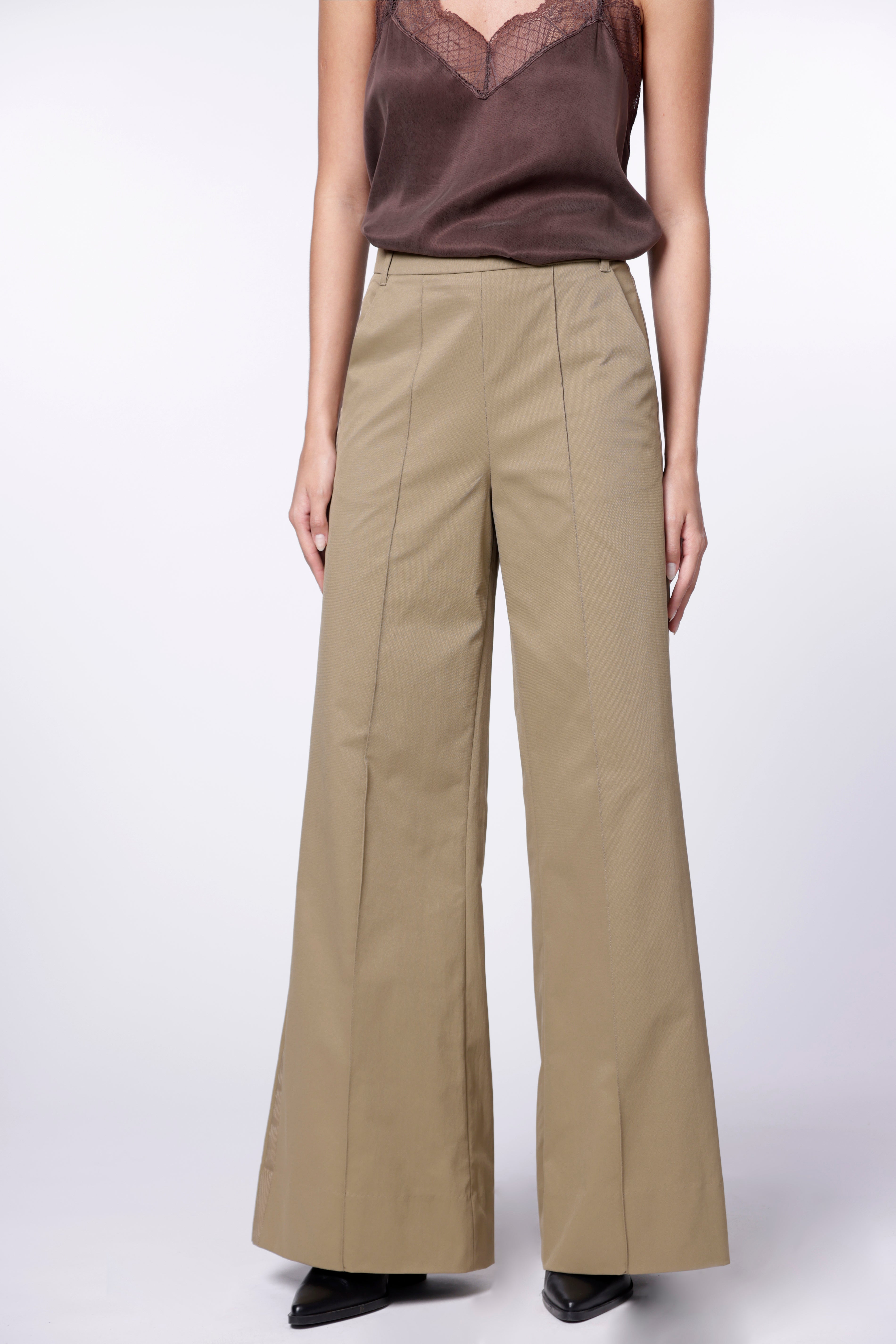 Pantalón Avery de la marca I-2024-833, pantalones de corte moderno en color negro, vista frontal y detalles de diseño.