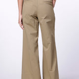 Pantalón Avery de la marca I-2024-833, pantalones casuales en color gris con bolsillos laterales y ajuste cómodo.