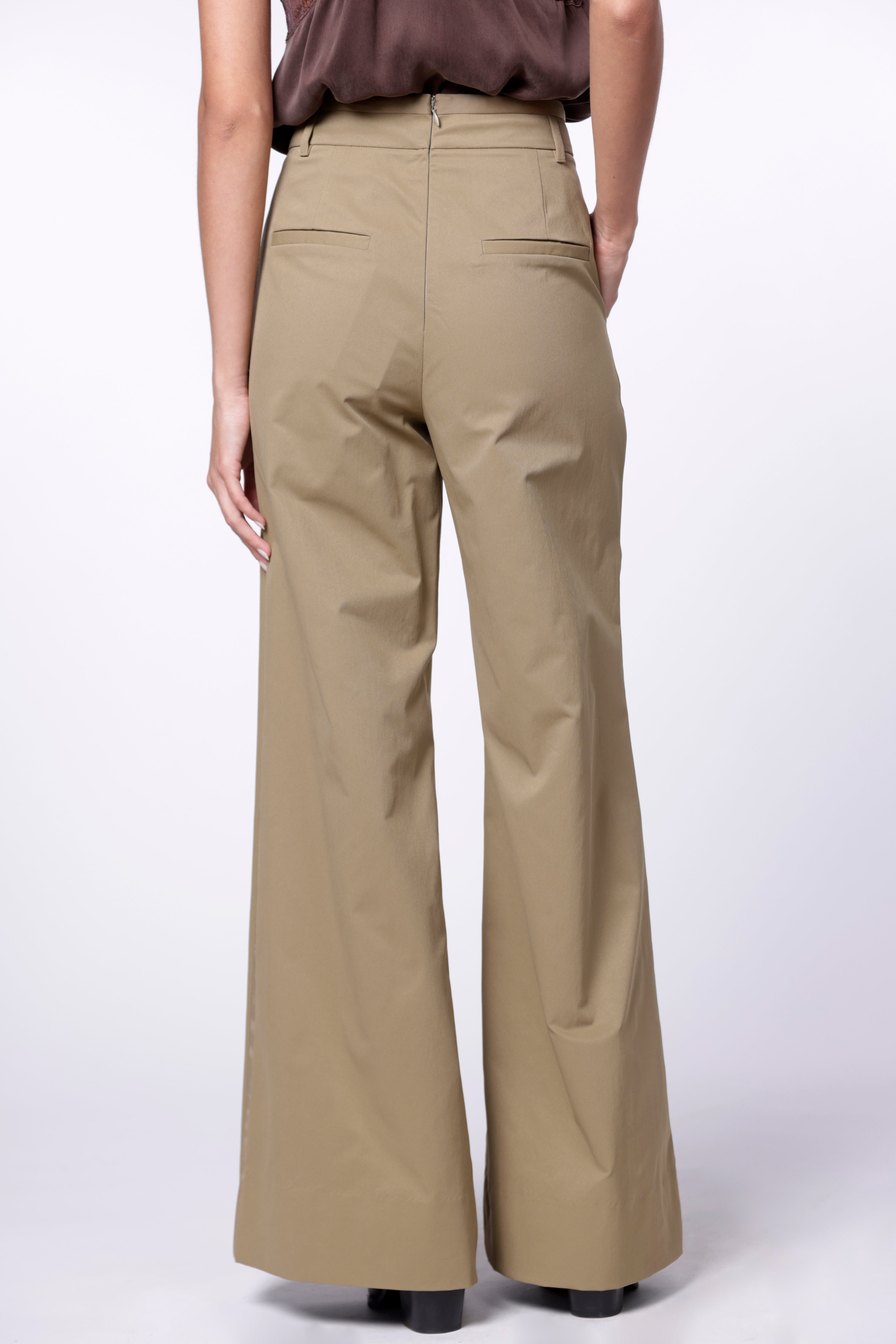Pantalón Avery de la marca I-2024-833, pantalones casuales en color gris con bolsillos laterales y ajuste cómodo.