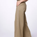 Pantalón Avery de la marca I-2024-833, pantalones de corte recto en color oscuro, mostrado colgado sobre una percha.