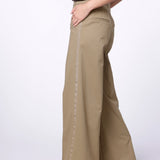 Pantalón Avery de la marca I-2024-833, pantalones de corte recto en color oscuro, mostrado colgado sobre una percha.