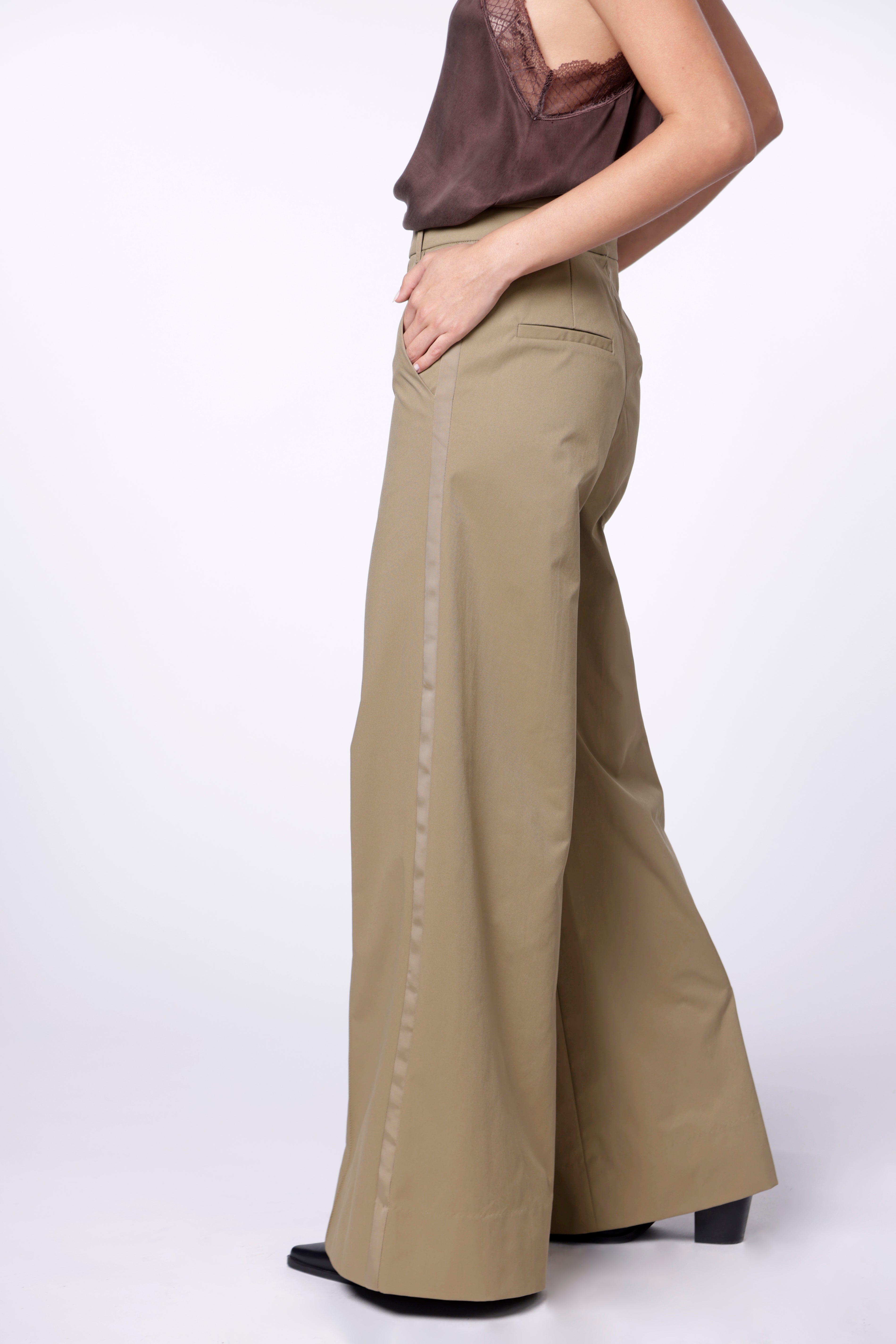 Pantalón Avery de la marca I-2024-833, pantalones de corte recto en color oscuro, mostrado colgado sobre una percha.