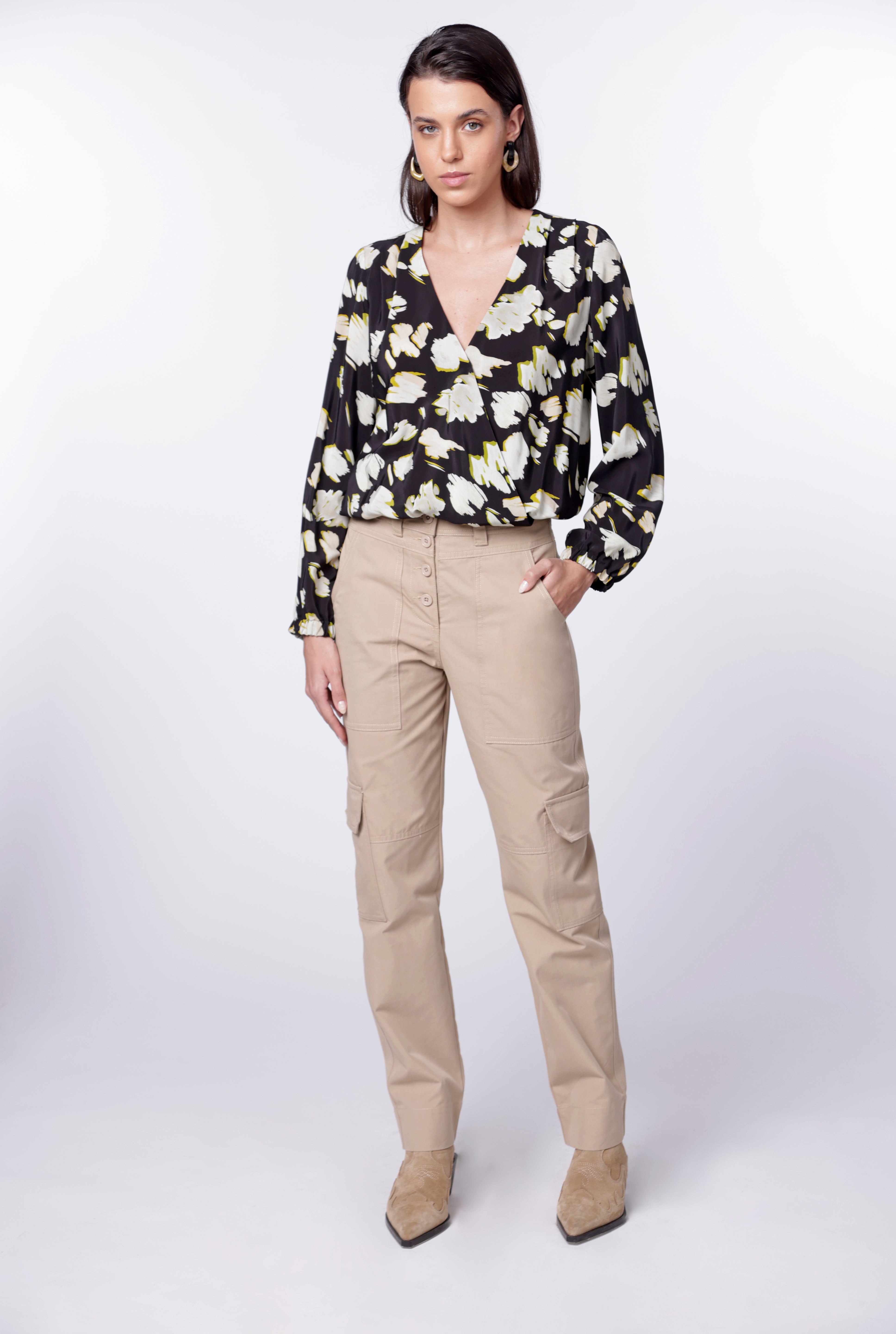 Pantalón Temis de la marca I-2024-834 en color gris, con diseño ajustado y detalles en las costuras.