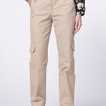 Pantalón Temis de la marca I-2024-834, pantalones modernos de color neutro, mostrados en imagen.
