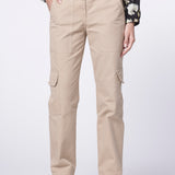 Pantalón Temis de la marca I-2024-834, pantalones modernos de color neutro, mostrados en imagen.