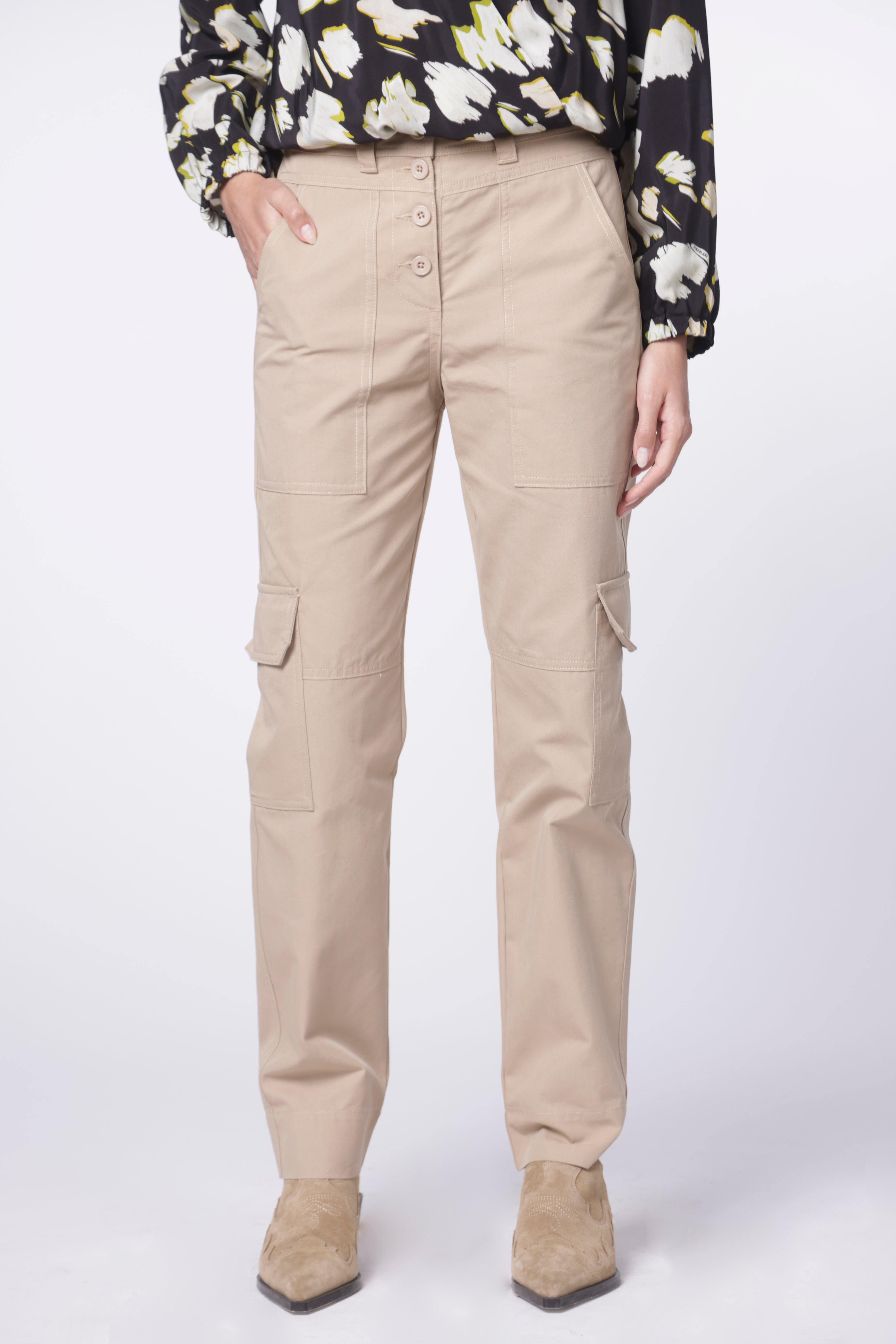 Pantalón Temis de la marca I-2024-834, pantalones modernos de color neutro, mostrados en imagen.