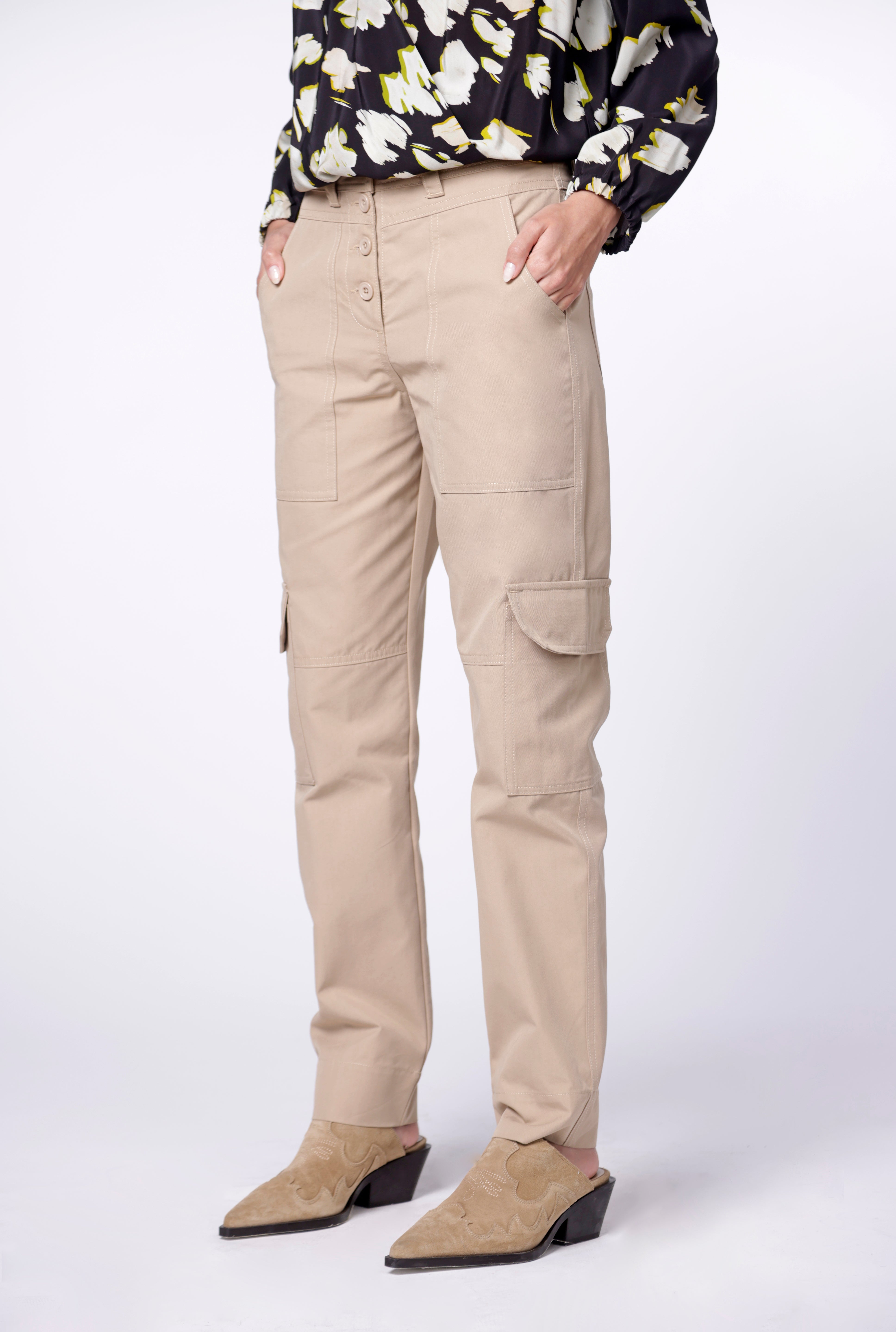Pantalón Temis de la marca I-2024-834, pantalones de corte recto en color gris con bolsillos frontales y cintura ajustable.