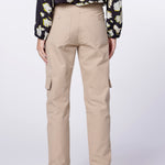 Pantalón Temis de la marca I-2024-834, pantalones modernos en color gris, con ajuste cómodo y estilo casual.