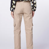 Pantalón Temis de la marca I-2024-834, pantalones modernos en color gris, con ajuste cómodo y estilo casual.