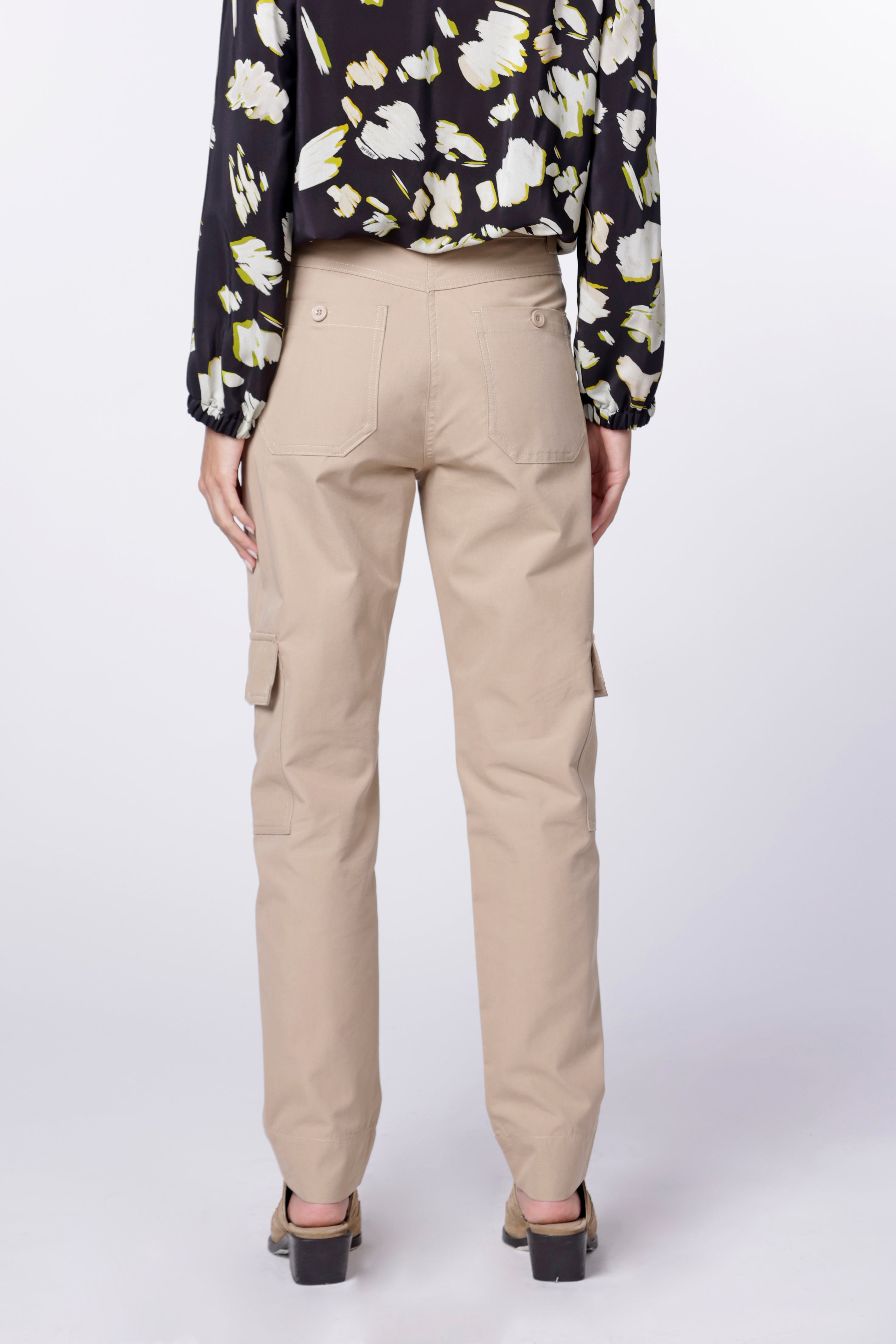 Pantalón Temis de la marca I-2024-834, pantalones modernos en color gris, con ajuste cómodo y estilo casual.