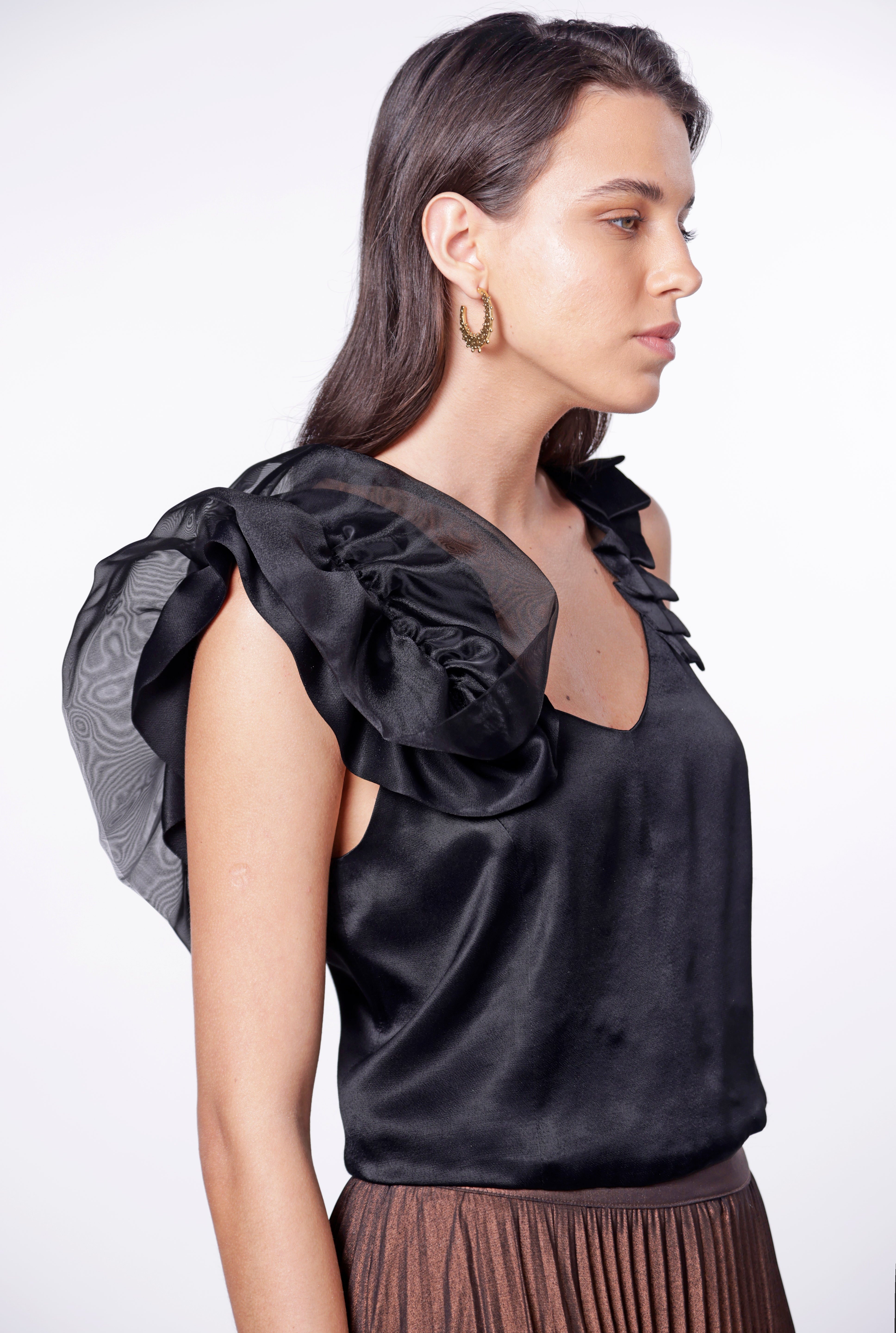 Blusa violeta de la marca FI-2024-605 en tela ligera con mangas largas y cuello redondo, vista frontal.