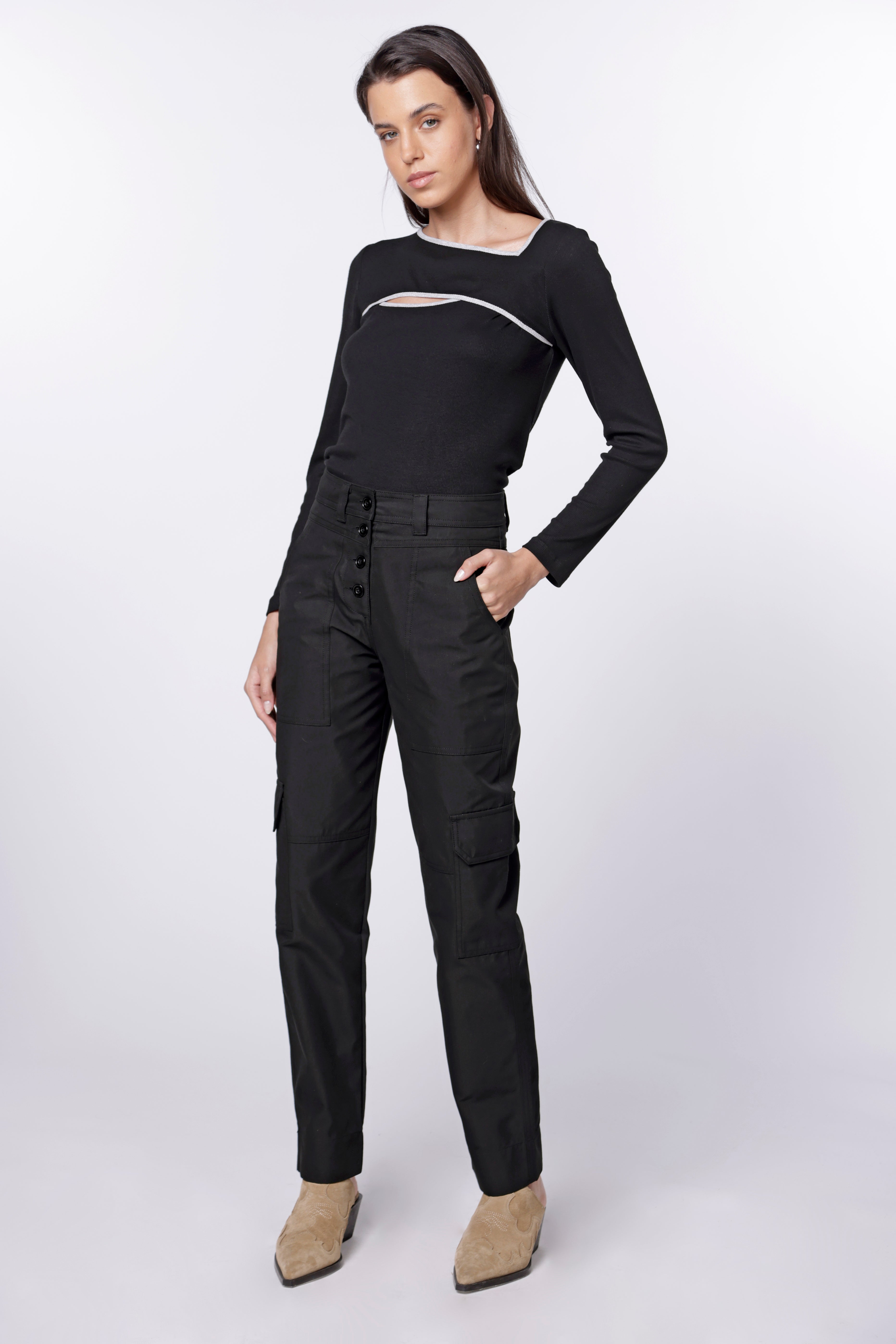 Pantalón Temis de la marca I-2024-834, pantalones largos en color gris con diseño moderno y bolsillos laterales.