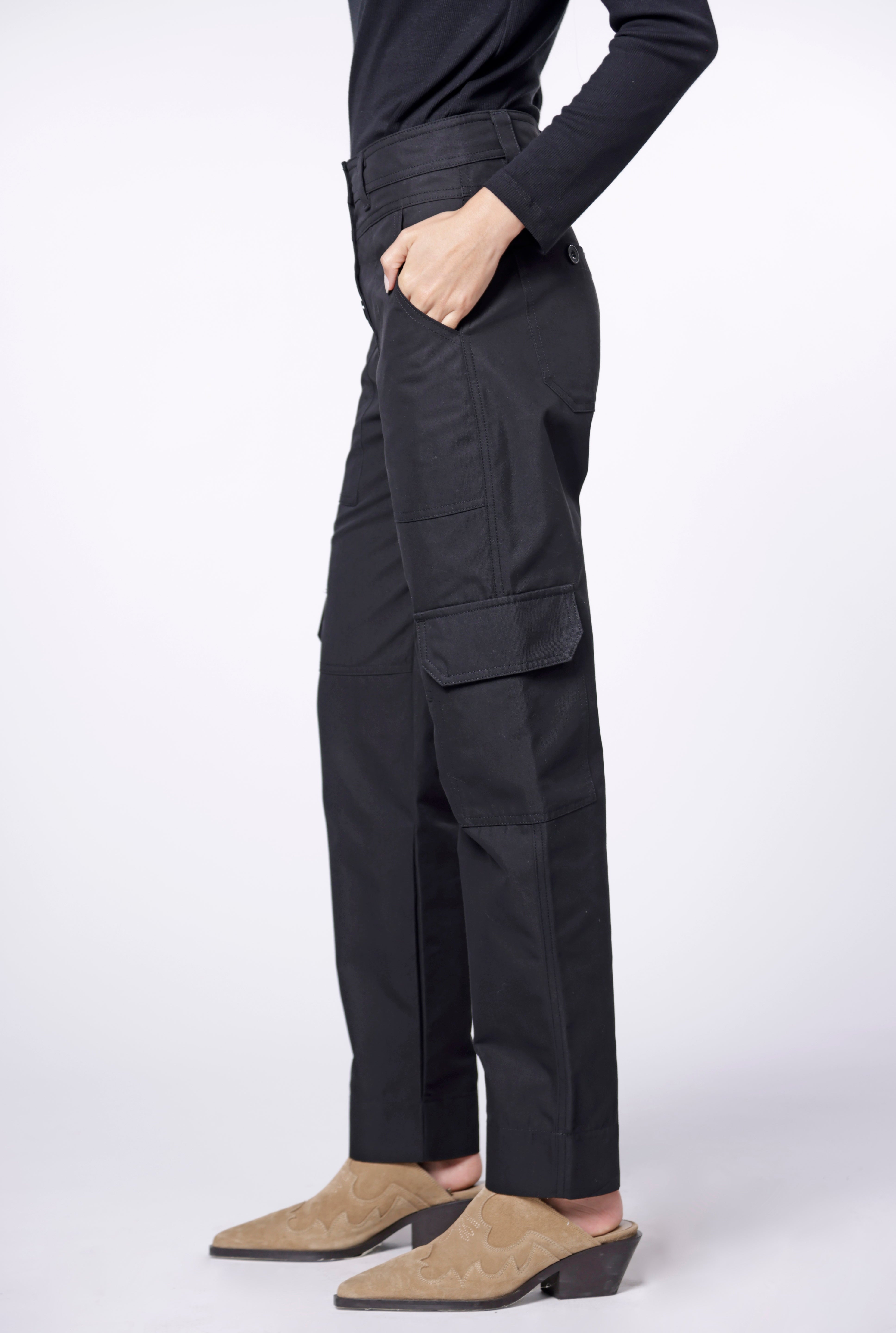 Pantalón Temis de la marca I-2024-834 en color gris, con corte recto y bolsillos laterales, en un fondo neutro.
