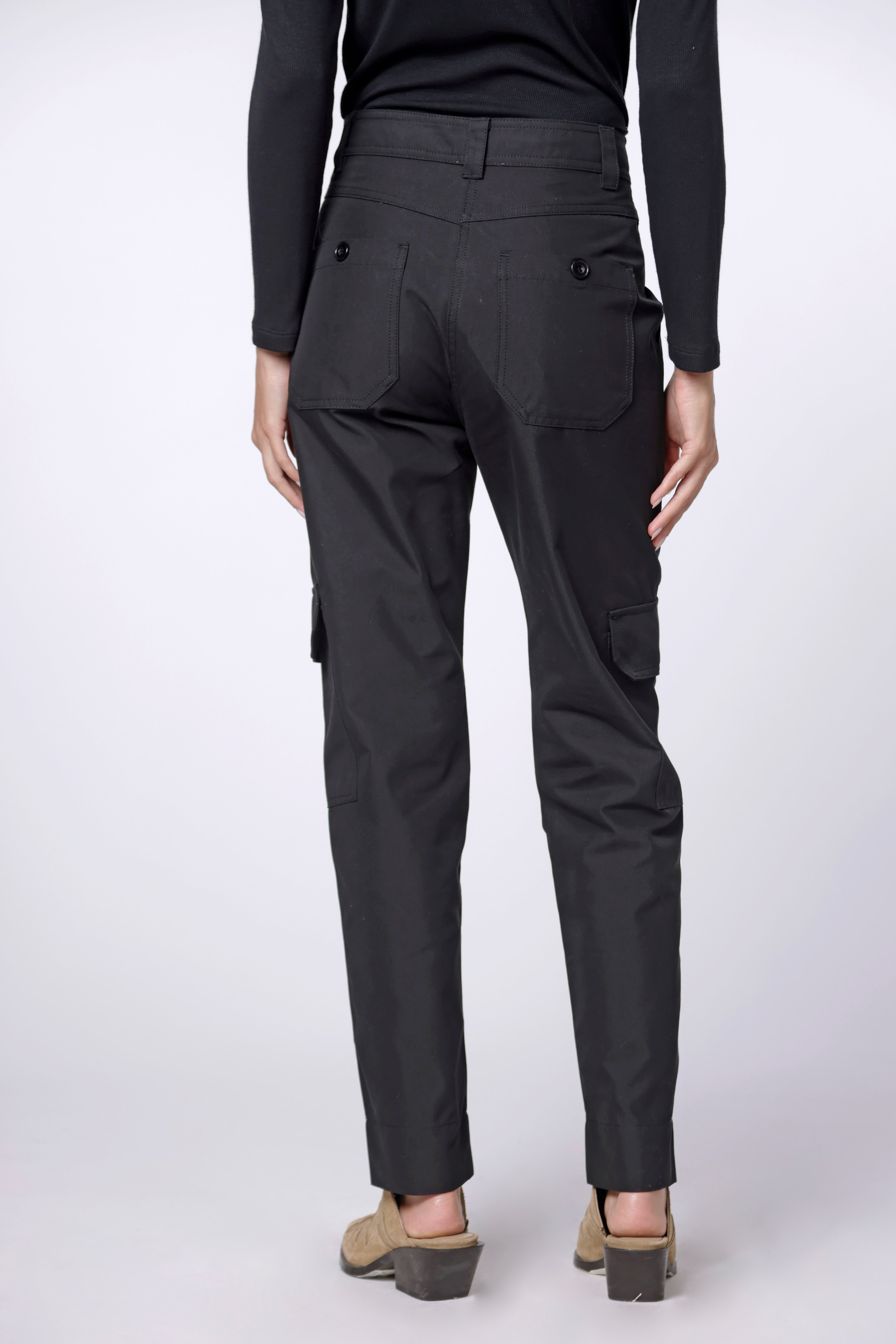 Pantalón Temis de la marca I-2024-834, pantalones de corte recto en color negro, con bolsillos laterales y cintura ajustable