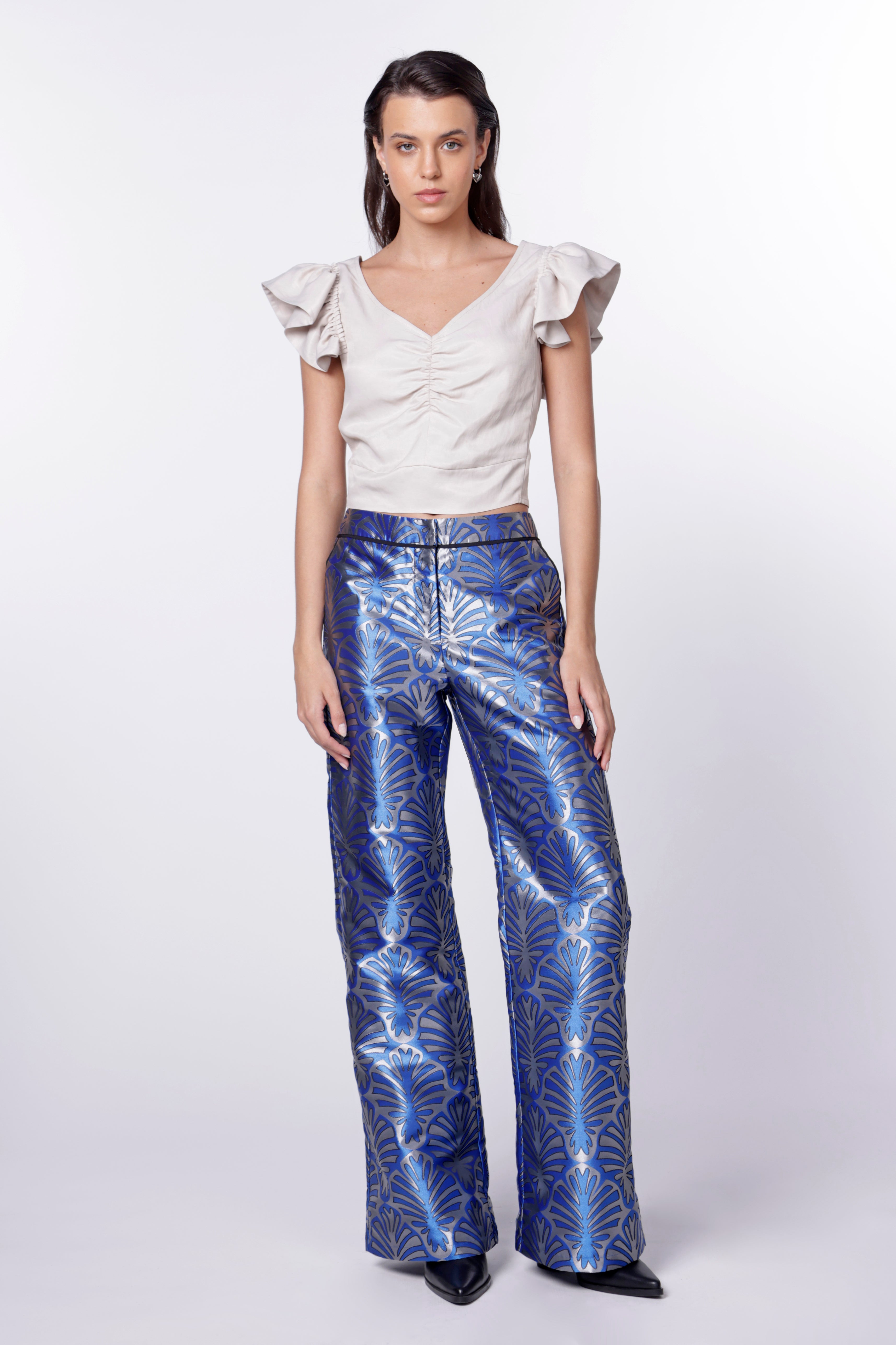 Pantalón Sialia de la marca O-2024-804, pantalones de tela en color neutro con diseño moderno y detalles en las costuras.