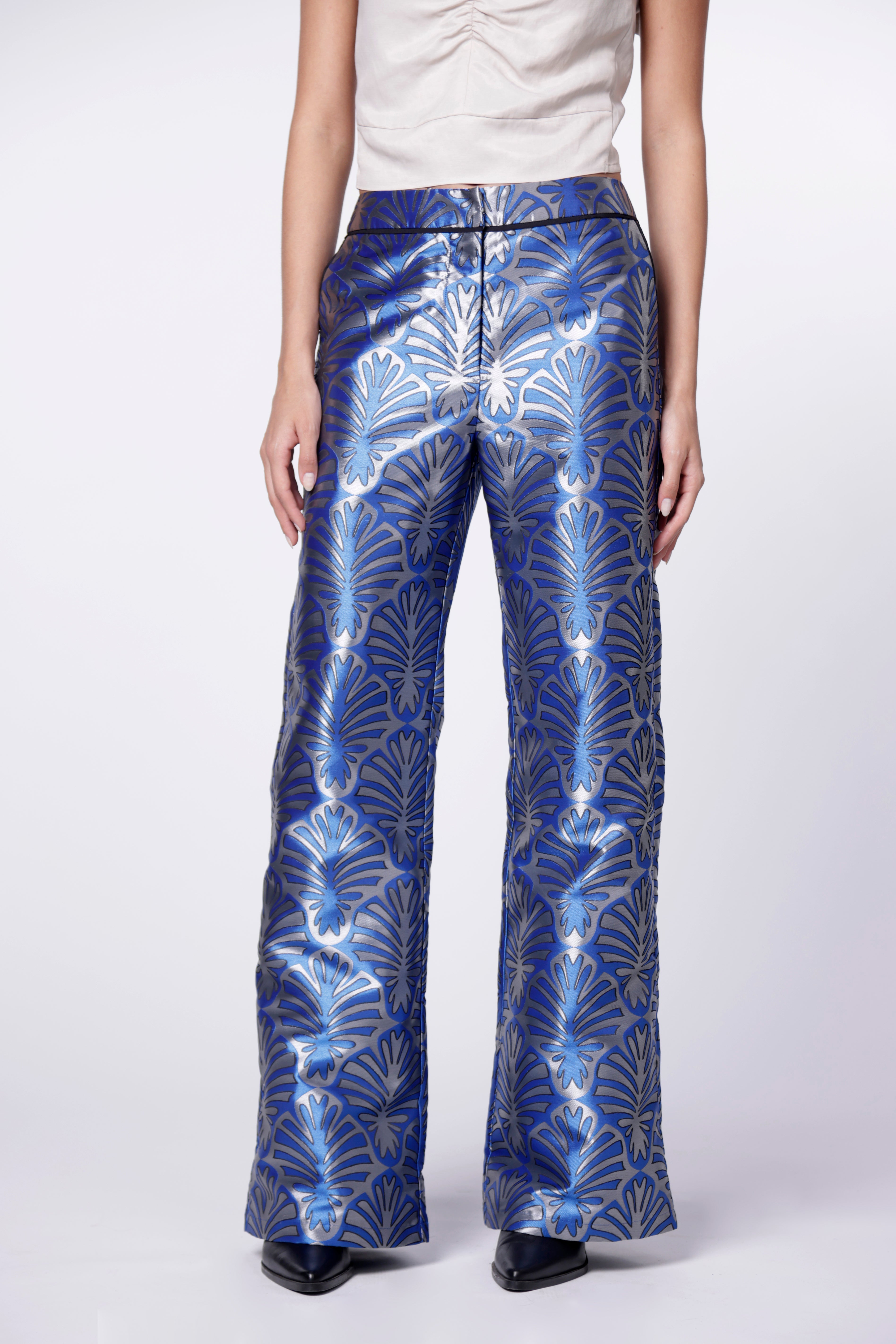Pantalón Sialia de la marca O-2024-804, pantalones de corte recto en color azul con bolsillos frontales y cinturilla ajustable.