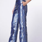 Pantalón Sialia de la marca O-2024-804, pantalones de tela en color azul con bolsillos y diseño moderno.