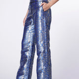 Pantalón Sialia de la marca O-2024-804, pantalones de tela en color azul con bolsillos y diseño moderno.