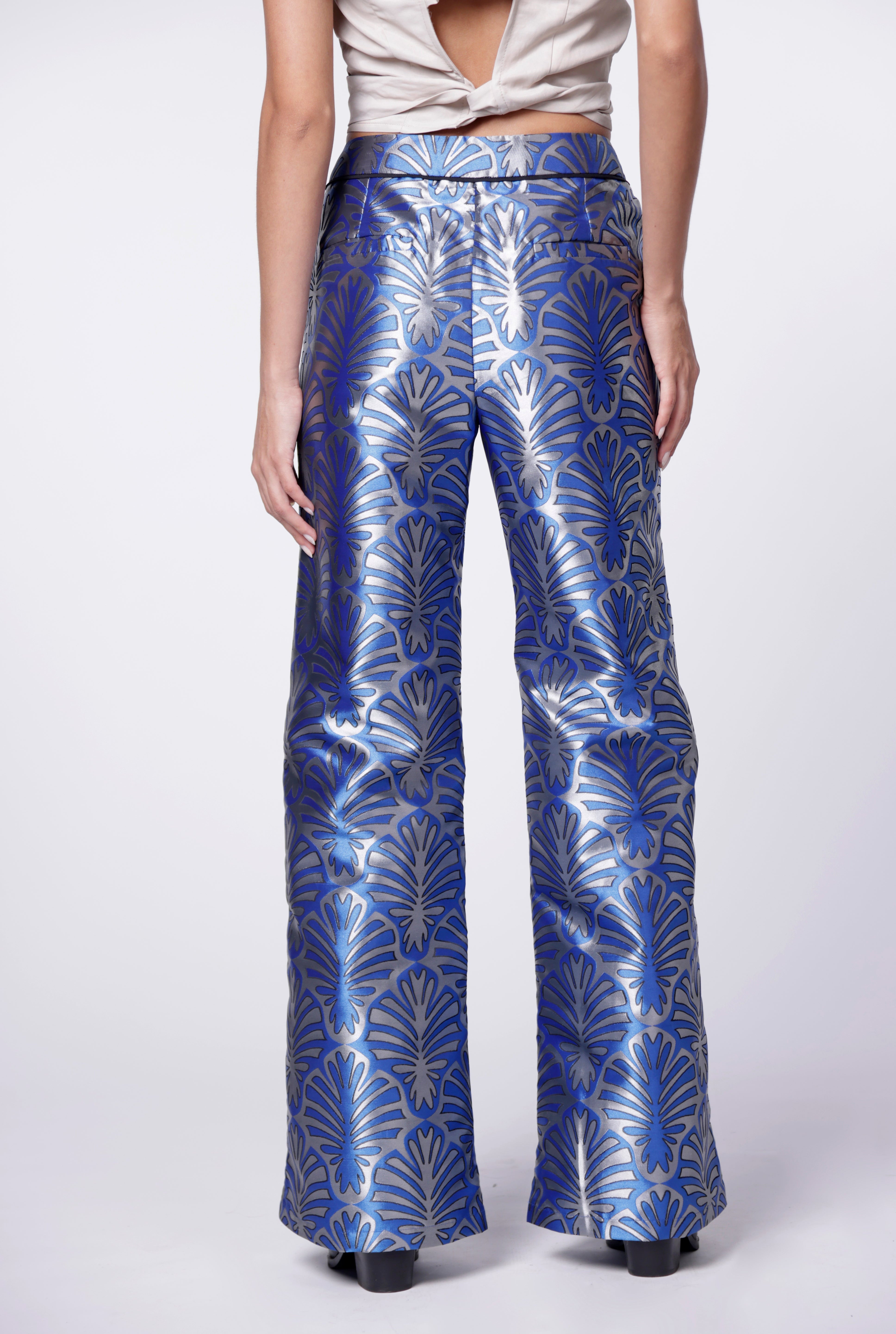 Pantalón Sialia de la marca O-2024-804 en color neutro, con diseño cómodo y casual, mostrado en la imagen.