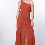 Vestido Passion de la marca O-2024-700, vestido elegante con diseño moderno y detalles en la tela, en color vibrante.