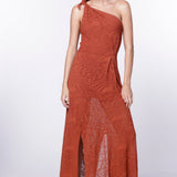 Vestido Passion de la marca O-2024-700, vestido elegante con diseño moderno y detalles en la tela, en color vibrante.