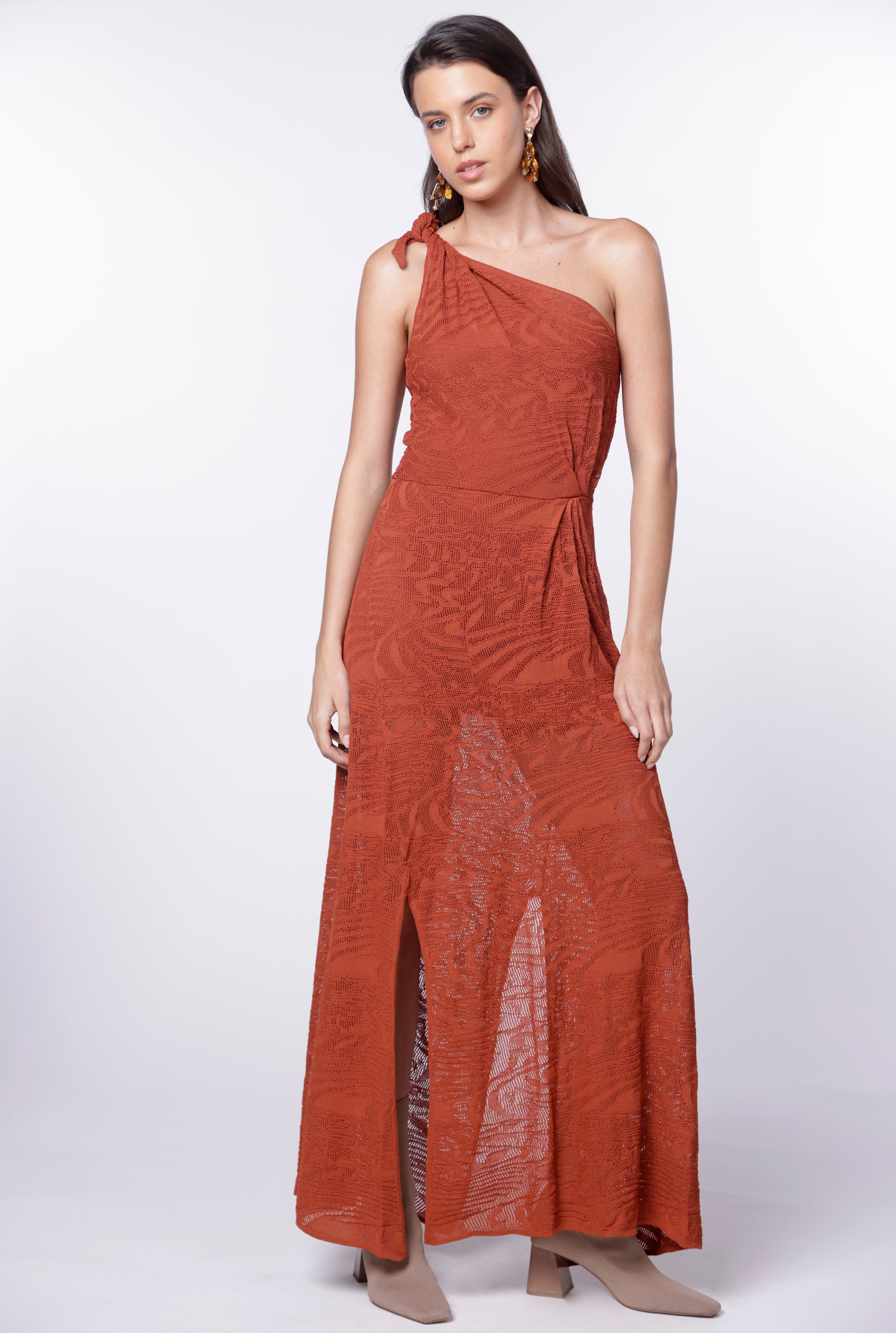 Vestido Passion de la marca O-2024-700, vestido elegante con diseño moderno y detalles en la tela, en color vibrante.