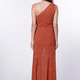 Vestido Passion de la marca O-2024-700 con diseño elegante y color vibrante, muestra el corte y los detalles del vestido.