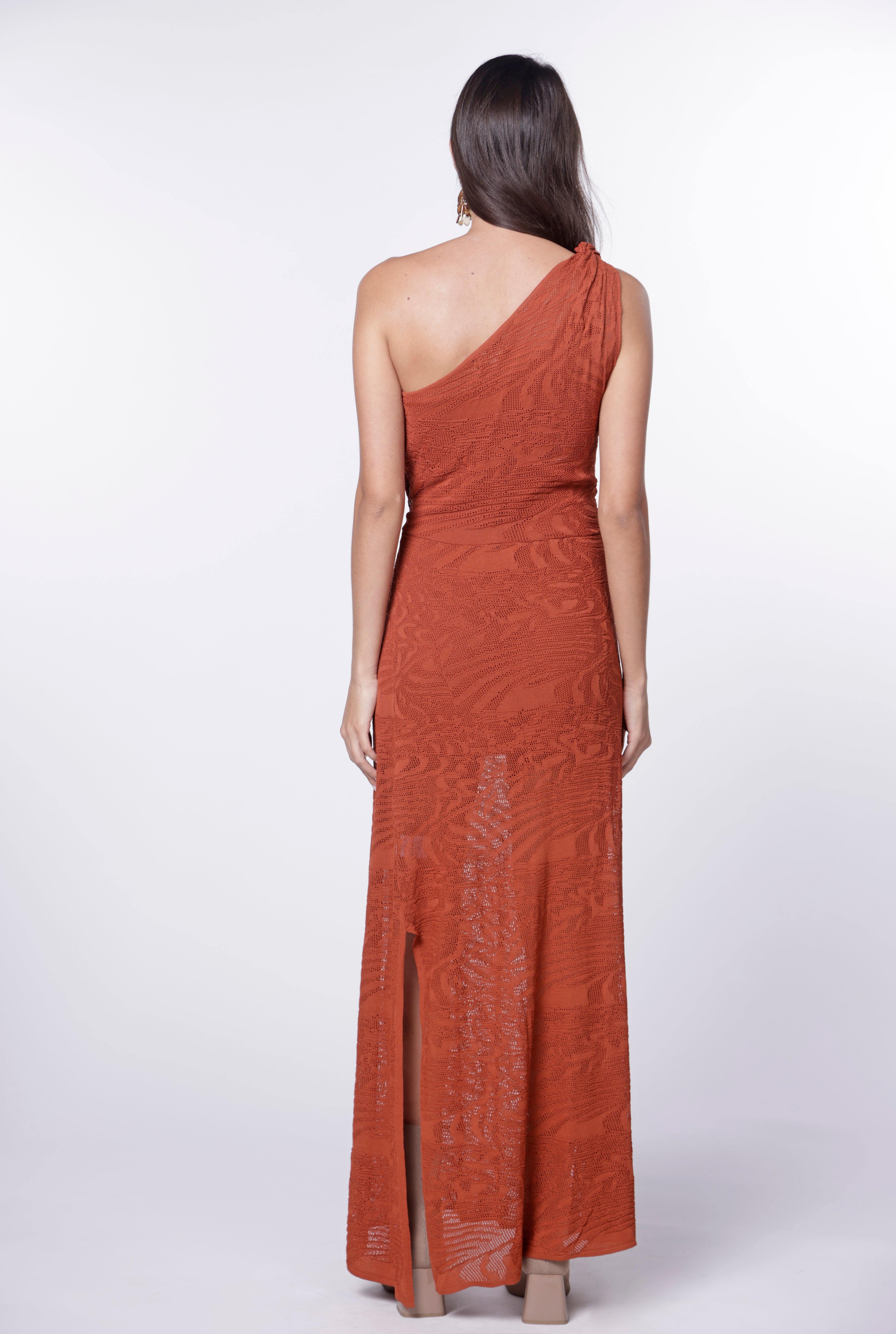 Vestido Passion de la marca O-2024-700 con diseño elegante y color vibrante, muestra el corte y los detalles del vestido.
