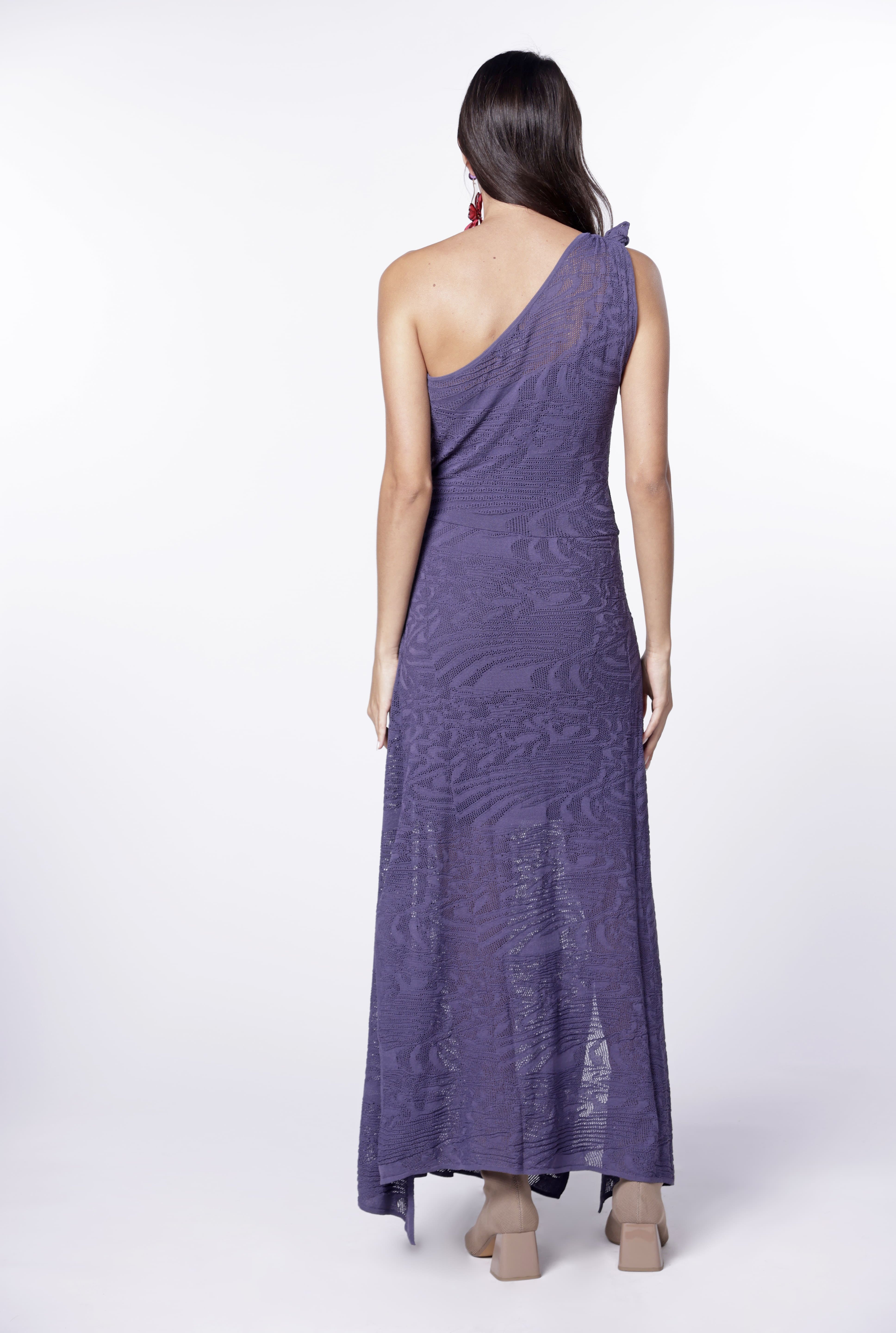 Vestido Passion de la marca O-2024-700, vestido elegante con diseño moderno y detalles en la imagen.