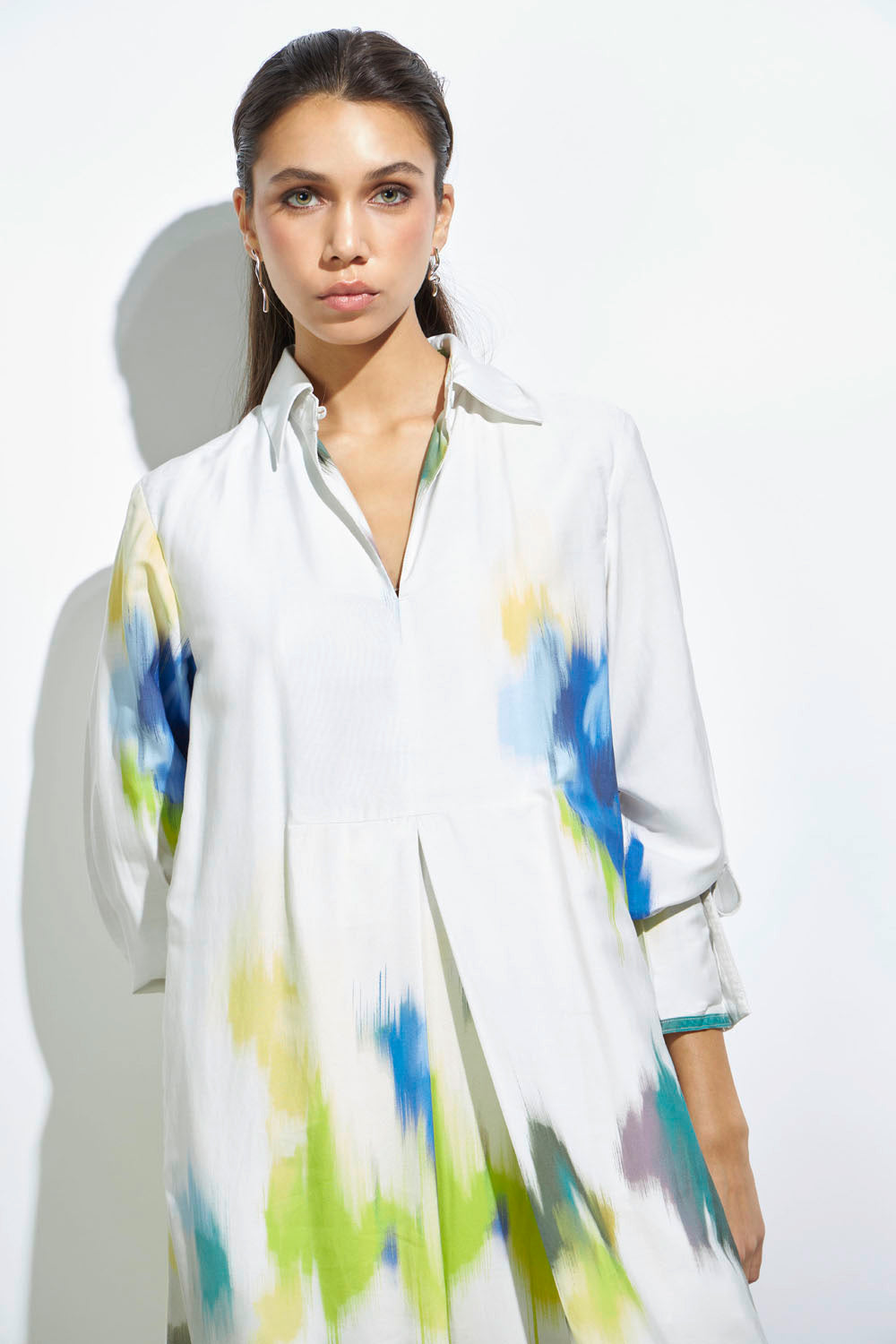 Vestido Energies de la marca P-2024-707, vestido elegante en colores vibrantes, con diseño moderno y detalles en la tela.