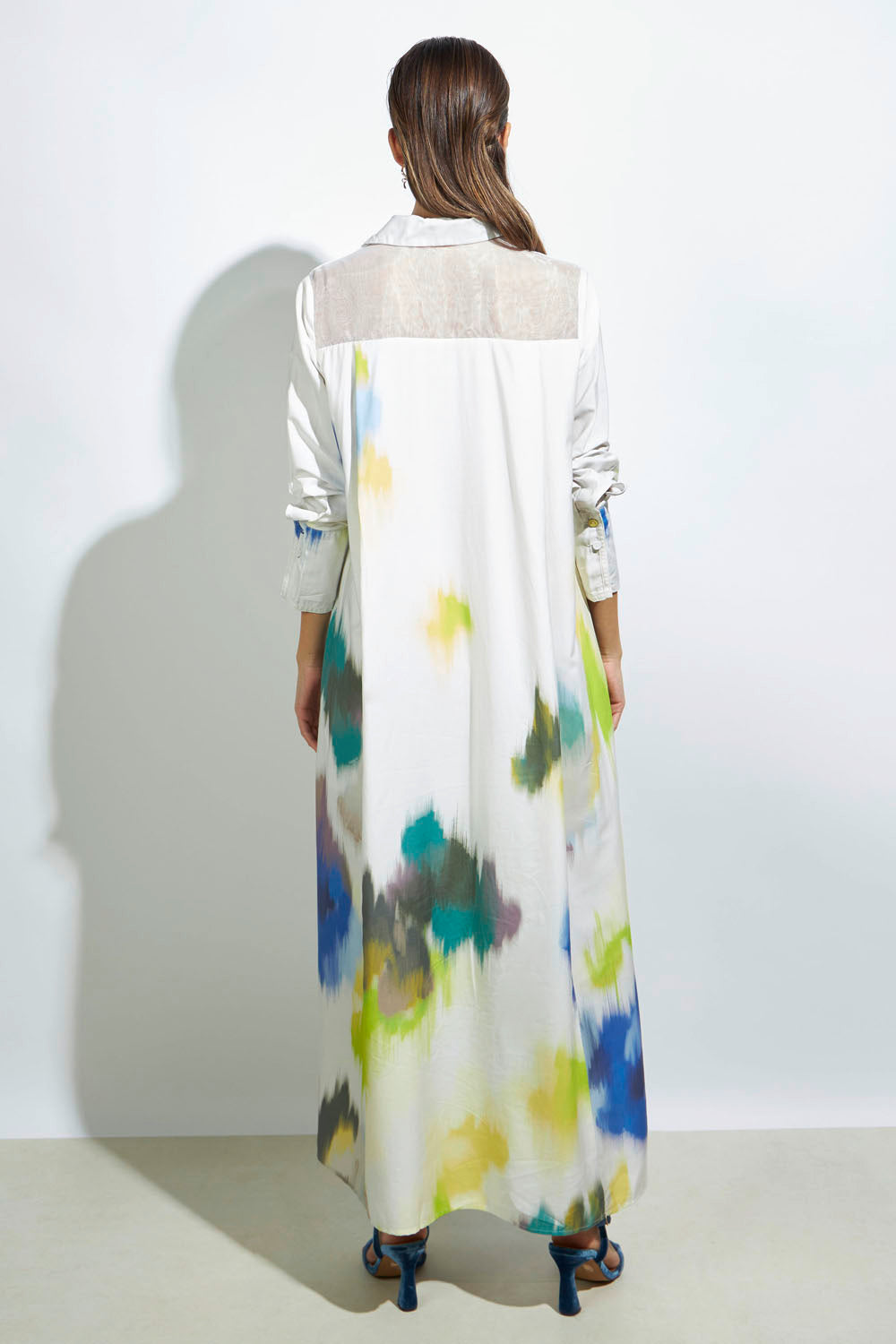 Vestido Energies de la marca P-2024-707, vestido elegante con diseño moderno y detalles en la parte superior.