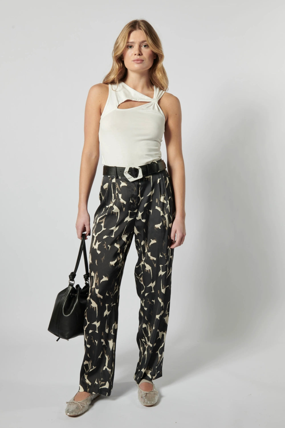 Pantalón Sammei de la marca P-2026-812, pantalones casuales en color neutro, con diseño cómodo y moderno.