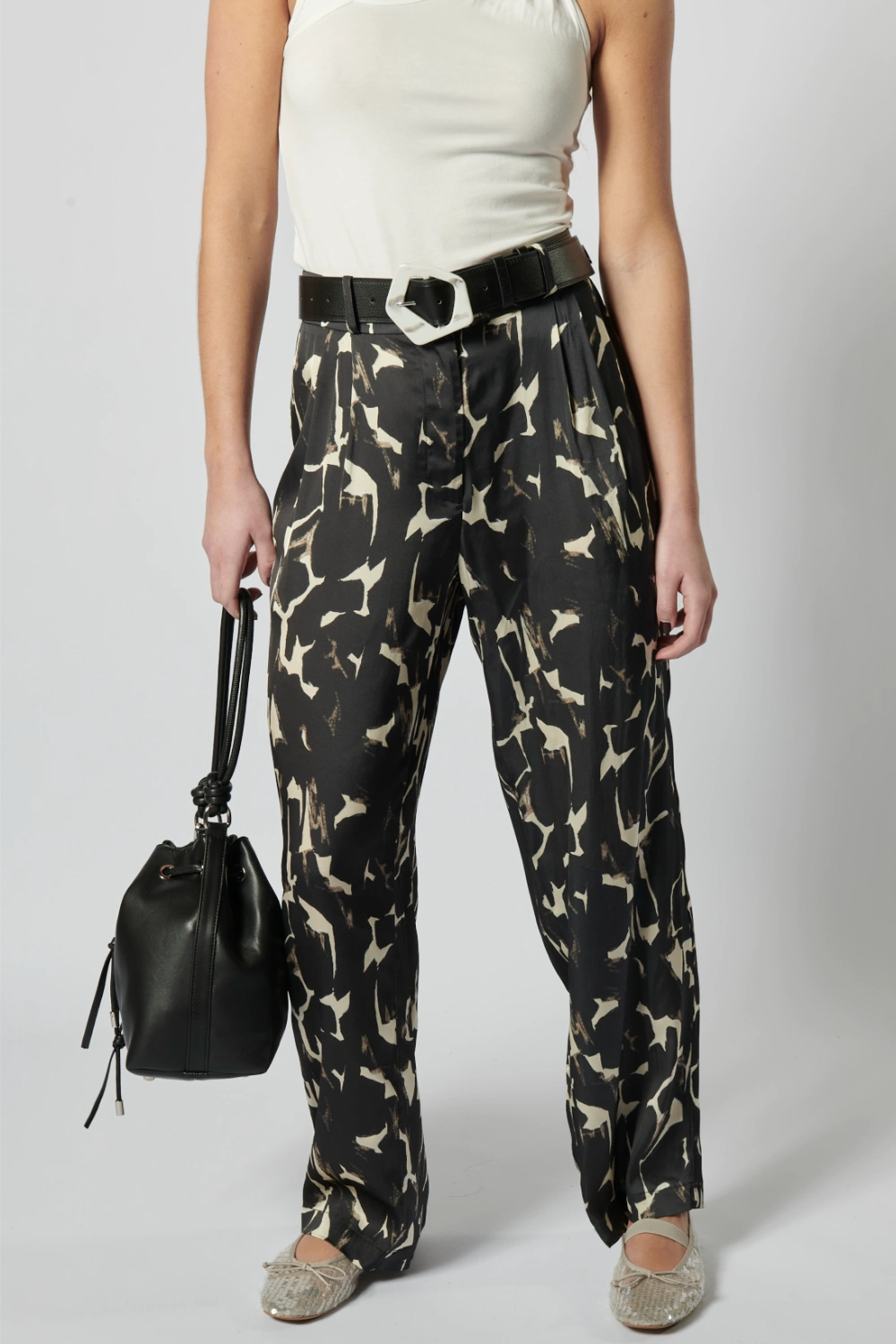 Pantalón Sammei de la marca P-2026-812, pantalones elegantes con diseño moderno y cómodo para mujer.