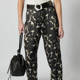 Pantalón Sammei de la marca P-2026-812, pantalones elegantes con diseño moderno y cómodo para mujer.