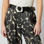 Pantalón Sammei de la marca P-2026-812, pantalones de tela en color neutro con diseño ajustado y cinturilla elástica.