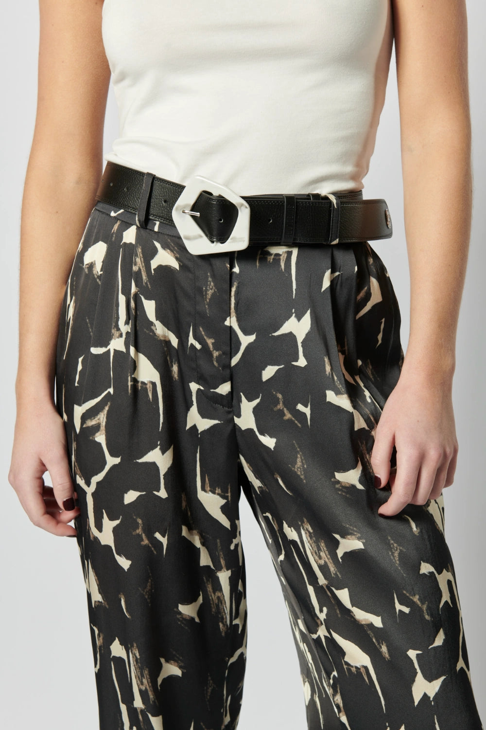 Pantalón Sammei de la marca P-2026-812, pantalones de tela en color neutro con diseño ajustado y cinturilla elástica.