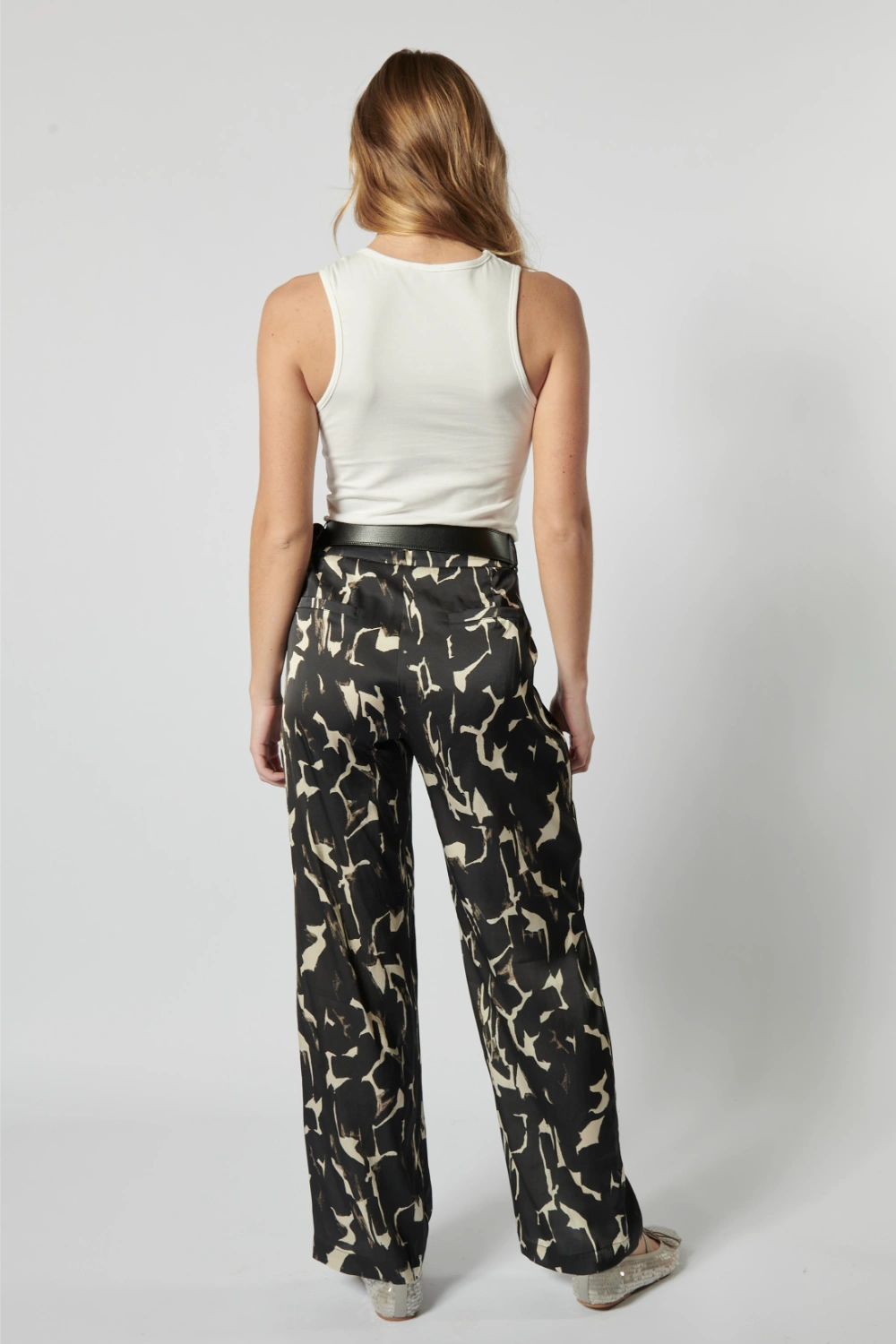 Pantalones Sammei de la marca P-2026-812, pantalones casuales en color gris con bolsillos y ajuste cómodo.