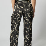 Pantalones Sammei de la marca P-2026-812, pantalones largos en color oscuro con cinturilla y bolsillos visibles.