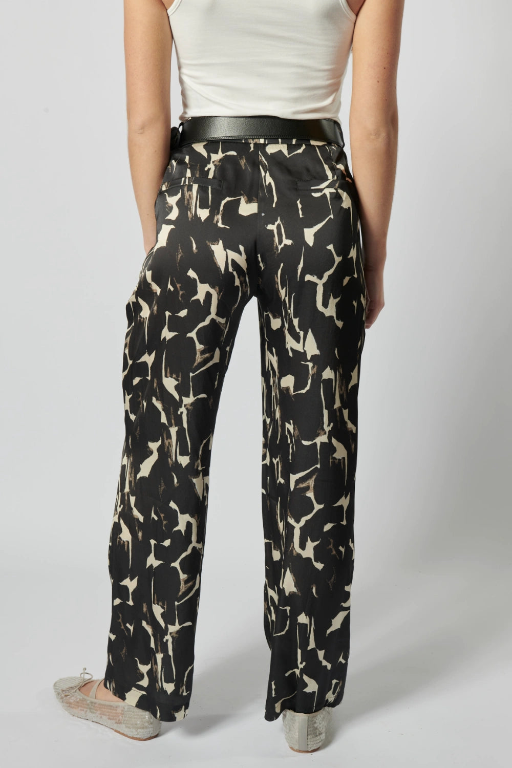 Pantalones Sammei de la marca P-2026-812, pantalones largos en color oscuro con cinturilla y bolsillos visibles.