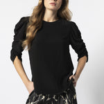 Blusa Mitchel de la marca EV-2026-610 en color azul con manga larga y detalles en el cuello, vista frontal sobre fondo blanco.